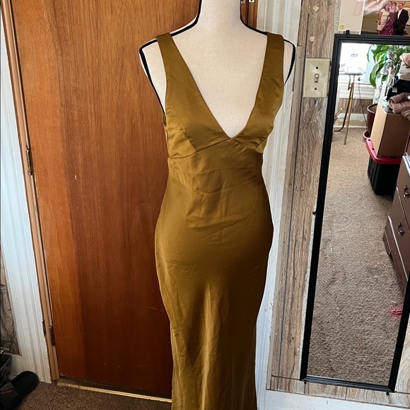 Dresses & Skirts - Olive V-Neck Sleeveless Maxi Dress